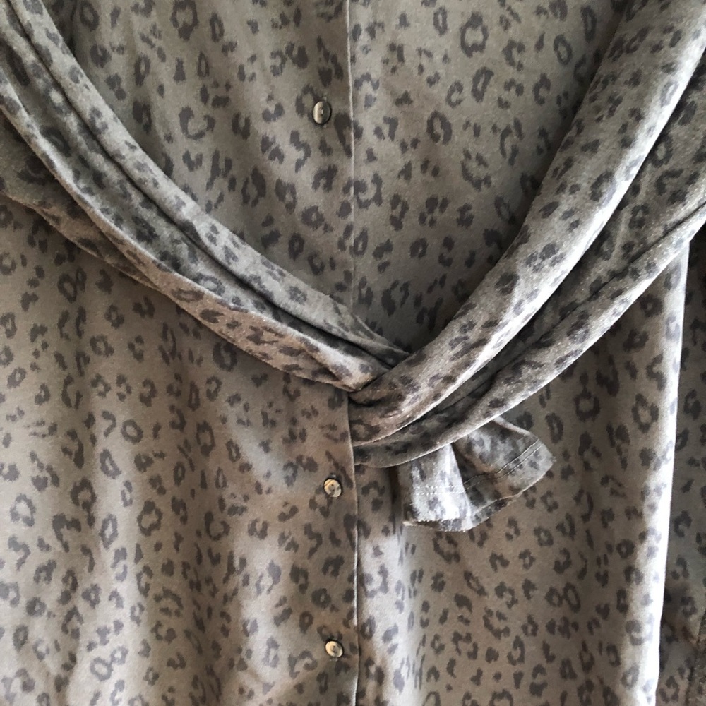 H&M button down top - Picture 3 of 3